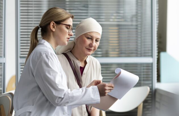 Mulher-de-meia-idade-com-cancer-de-mama-falando-com-seu-medico
