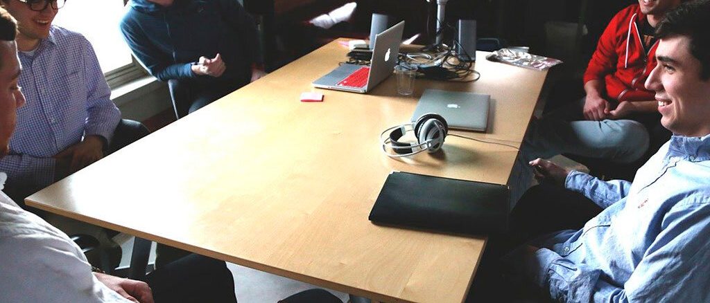 escritório e colaboradores em reunião