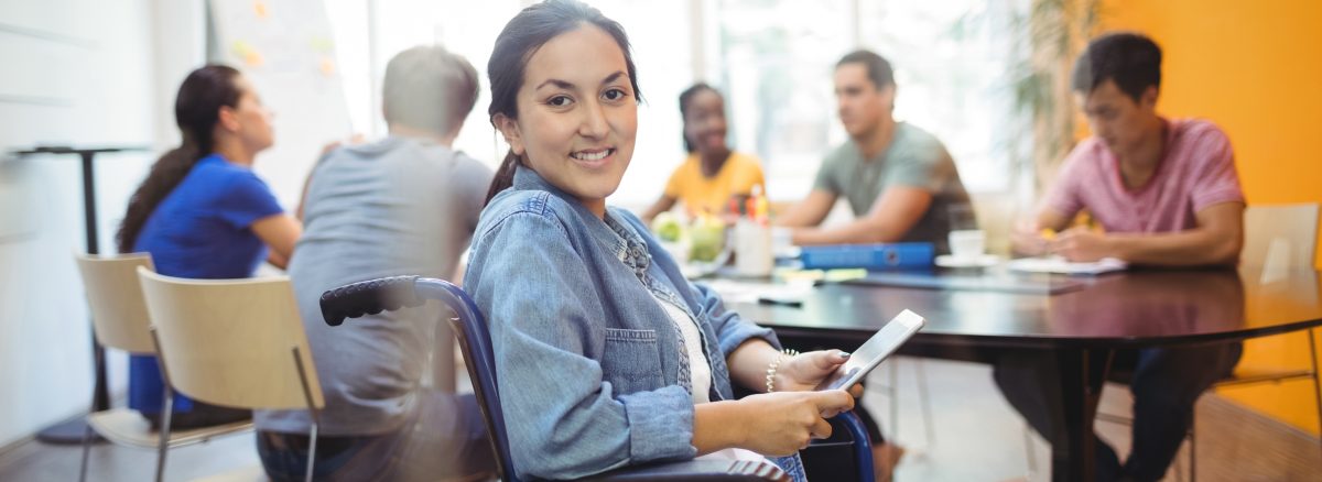 cadeirante-em-reuniao-de-trabalho-com-colega