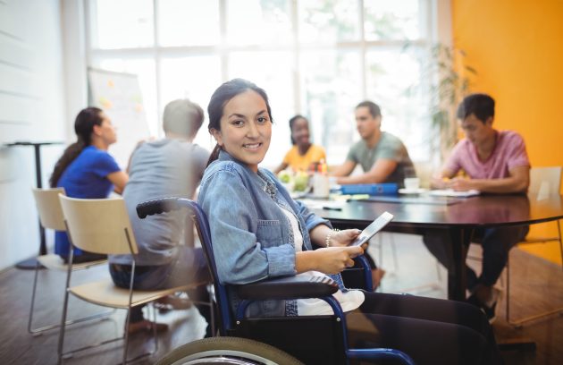cadeirante-em-reuniao-de-trabalho-com-colega