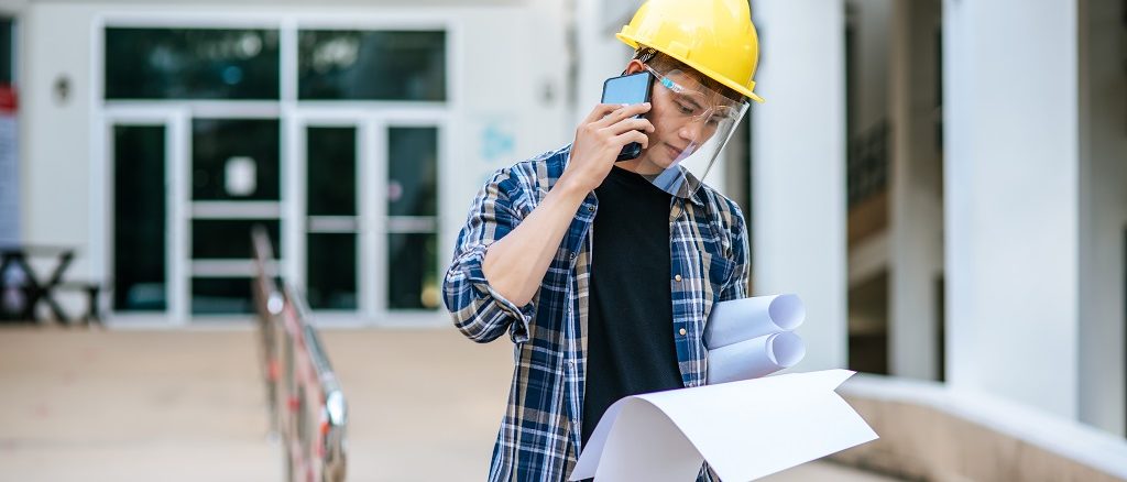 abril verde, como desligar o piloto automático, homem multitarefa coordenando ao telefone.