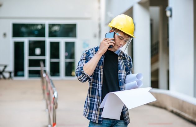 abril verde, como desligar o piloto automático, homem multitarefa coordenando ao telefone.