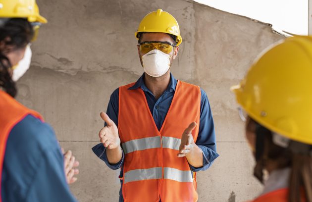 Funcionarios-com-equipamentos-de-seguranca-em-treinamento